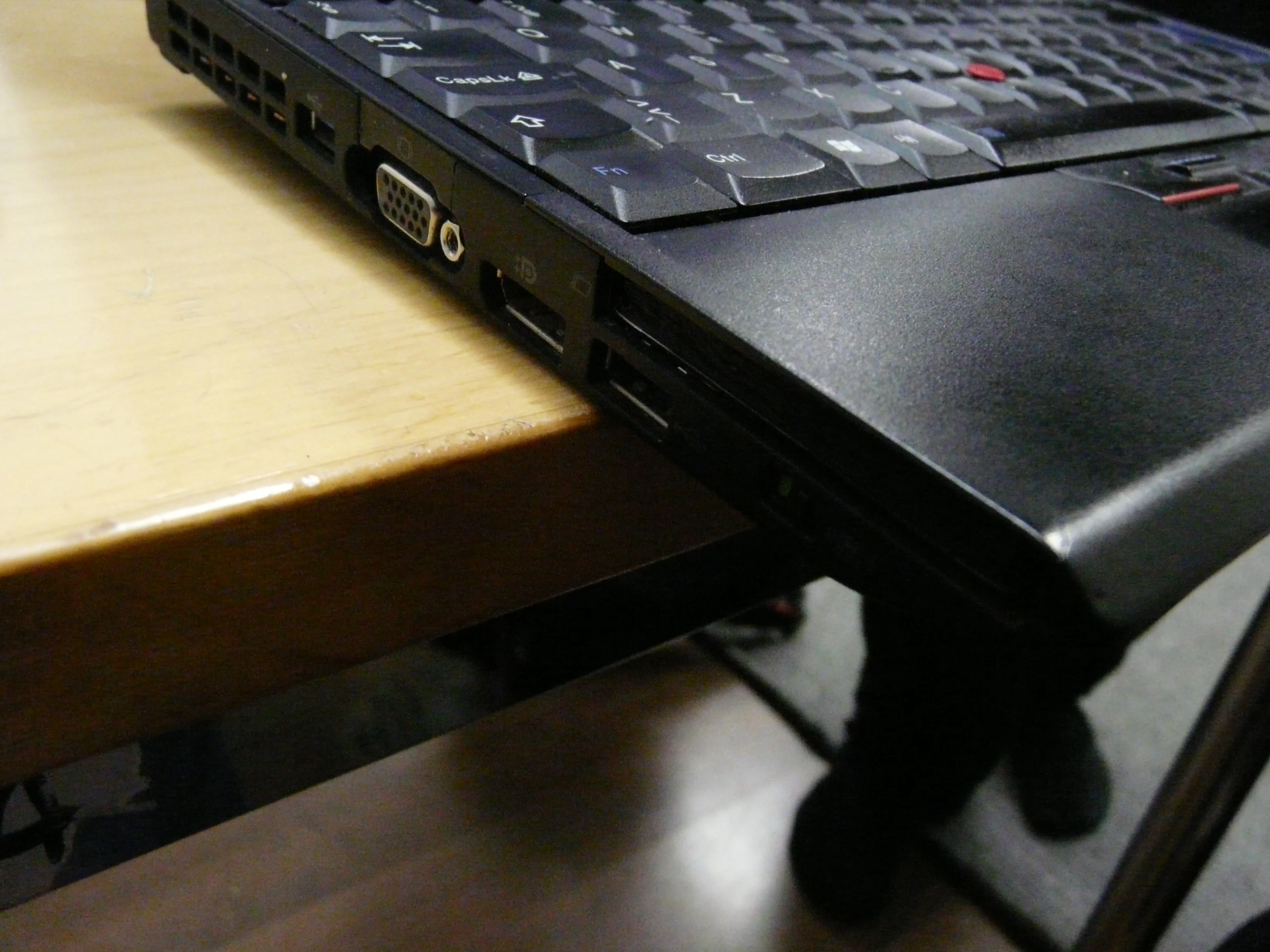 ThinkPad-kannettavan sivureuna, jossa näkyvät liitännät ja ExpressCard-paikka.